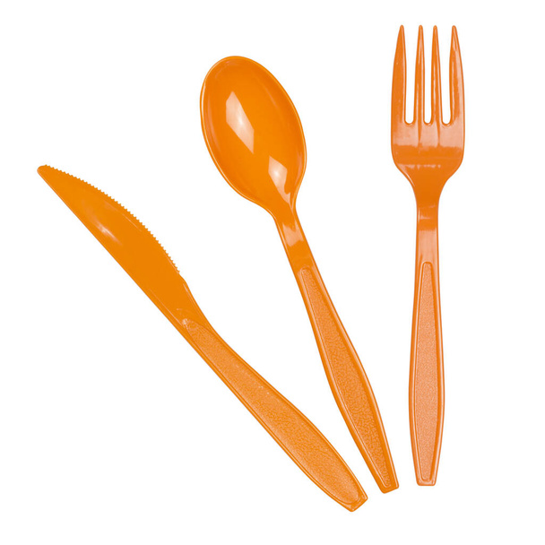 vaisselle, cuillère en plastique, fourchette et couteau isolés sur fond blanc - Photo, image