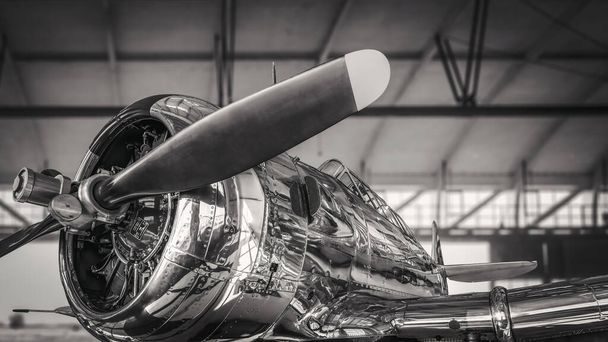 Historische Flugzeuge in einem Hangar - Foto, Bild