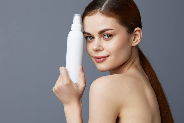 美しい女性化粧水瓶きれいな肌の健康管理クローズアップライフスタイル - 写真・画像
