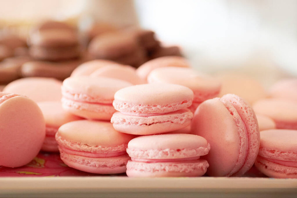 Φρεσκοψημένα μπισκότα. Μια φρέσκια δόση από ροζ αμυγδαλωτά.. - Φωτογραφία, εικόνα