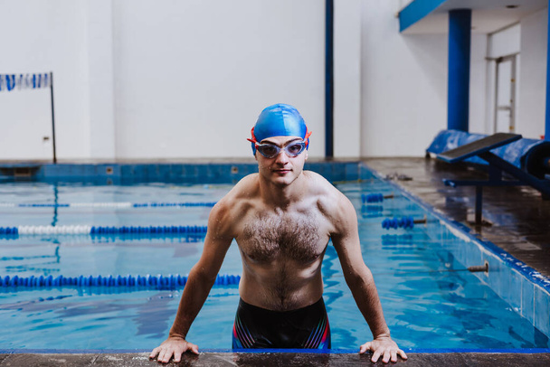 spanyol fiatal férfi úszó sportoló sapkában és szemüvegben úszás edzés a medence Mexikóban Latin-Amerikában - Fotó, kép