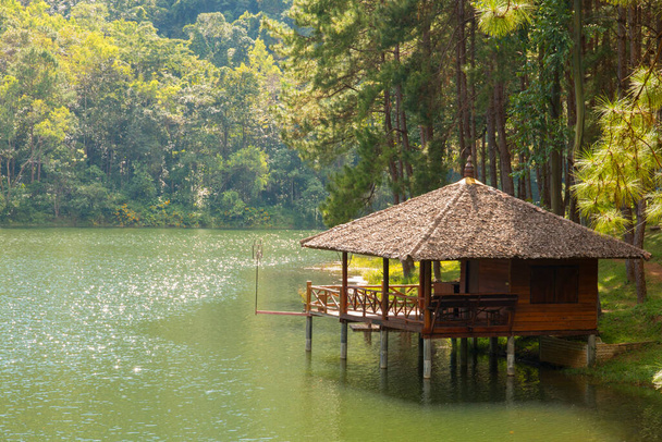 beautiful scenery of lodging house beside the lake in the morning at Pang-ung, in Mae Hong Son,Thailand - Foto, Imagem