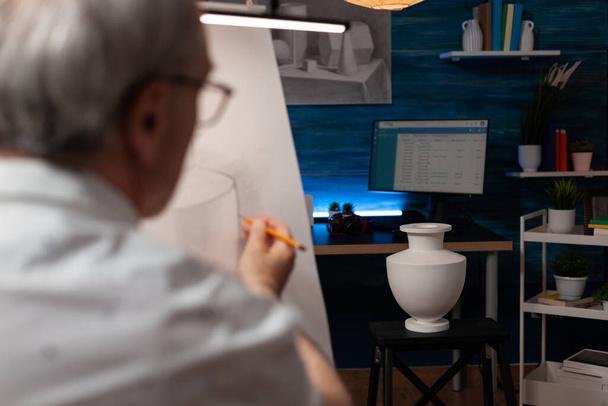 Fokus auf Gips weiße Vase Modell für Licht Studie von älteren Mann gezeichnet verwendet - Foto, Bild