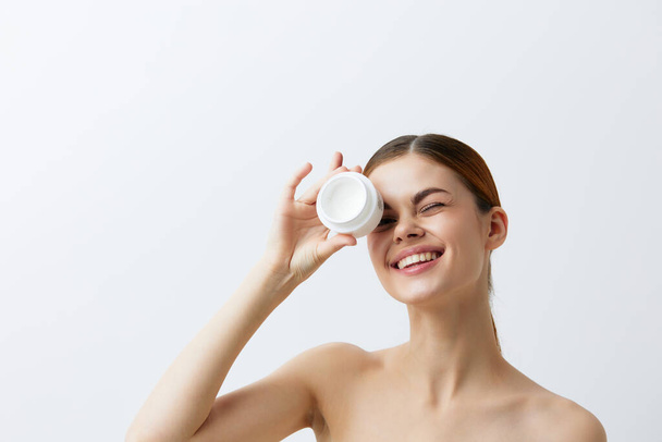 giovane donna crema per il corpo posa pulita cura della pelle attraente sguardo trattamenti termali - Foto, immagini