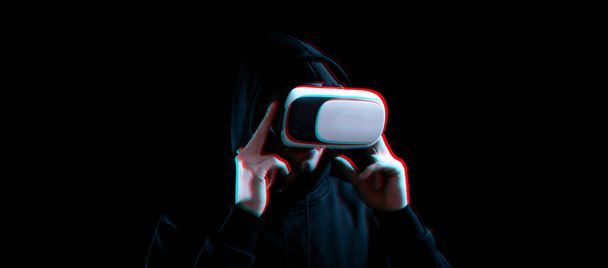 Vr Helm virtuelle Realität. Geblutete Jugendliche in digitalen Brillen für Virtual-Reality-Technologie auf dunklem Hintergrund mit Glitch-Effekt. Augmented Reality, Spiel, Zukunftskonzept. VR - Foto, Bild