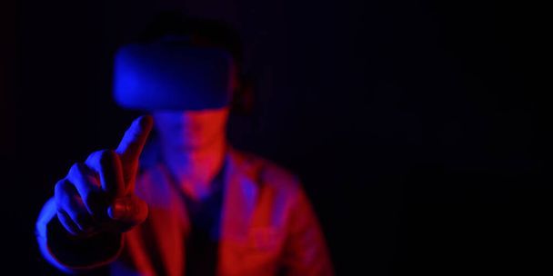 lunettes de réalité virtuelle. Réalité augmentée, jeu, concept technologique futur. VR simulé monde de métaverse corps posture robe futuriste - Photo, image