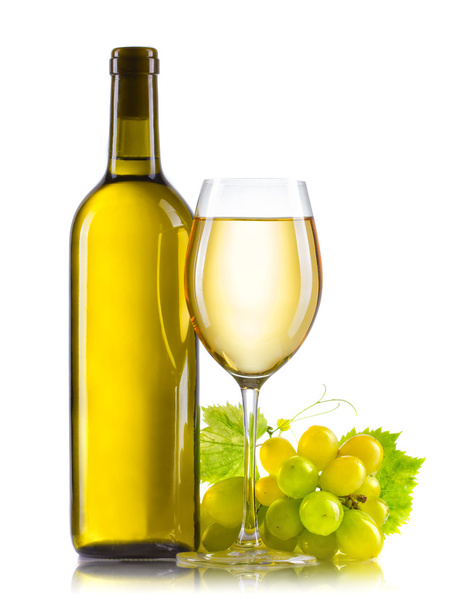 Verre de vin blanc avec bouteille et raisins mûrs isolés
 - Photo, image
