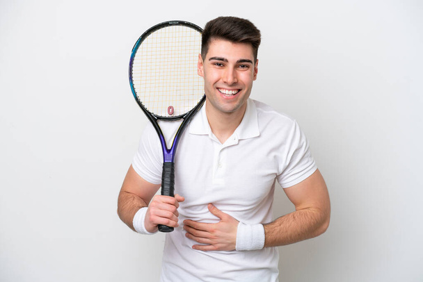 jovem jogador de tênis homem isolado no fundo branco sorrindo muito - Foto, Imagem