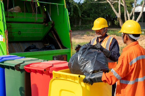 Aziatische werknemer verzamelen afval van stedelijke gemeentelijke verzamelen voor vuilnis verwijderen. Afvalverzamelaar. - Foto, afbeelding