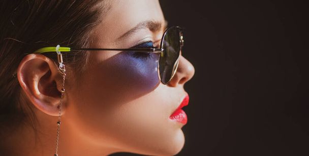 Menina close-up com óculos de sol. Moda mulher de estilo moderno com óculos. Modelo feminino bonito. - Foto, Imagem