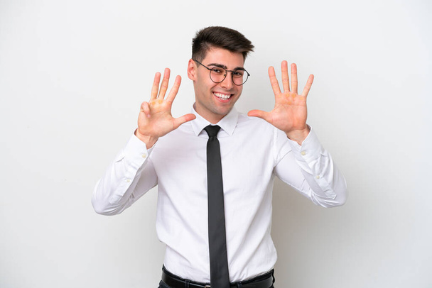 Üzleti kaukázusi férfi elszigetelt fehér háttér számlálás kilenc ujjal - Fotó, kép