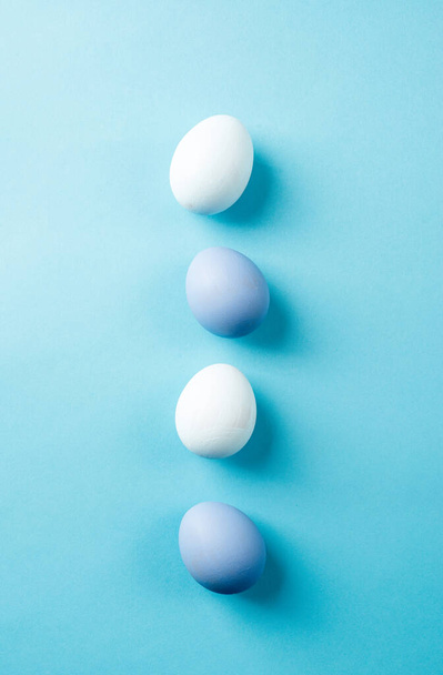 Easter background. Pastel colored easter eggs on blue background - Foto, Imagen