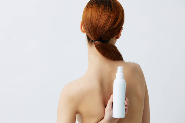 女性のスキンケア化粧水裸の肩を隔離された背景 - 写真・画像
