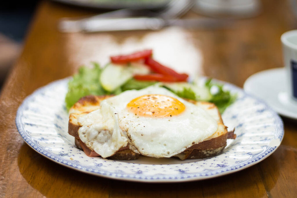 fried egg with bacon and vegetables - Foto, afbeelding