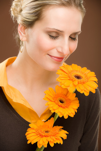 bloem romantische vrouw houd gerbera daisy - Foto, afbeelding