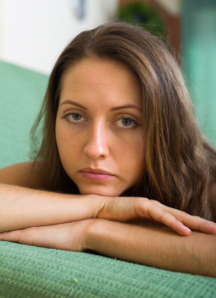 Surullinen nainen sohvalla kotona
 - Valokuva, kuva