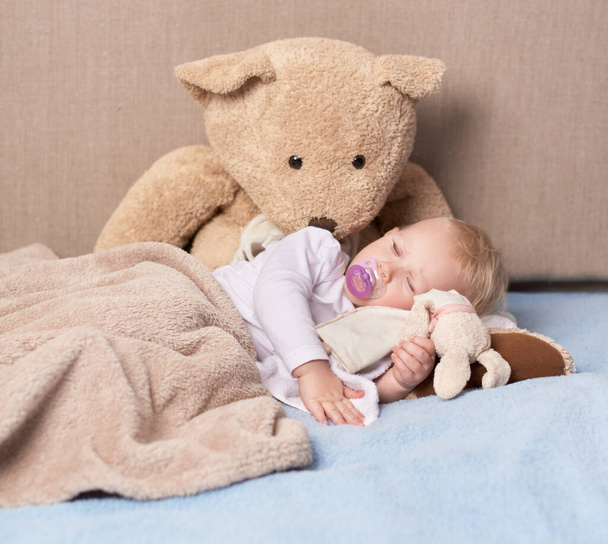 Ángel durmiente. Shot de una adorable niña durmiendo con sus juguetes. - Foto, Imagen