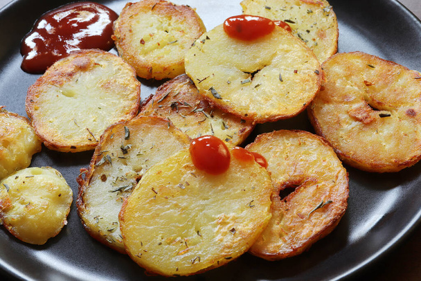 Ketchup e batatas fritas crocantes - Foto, Imagem