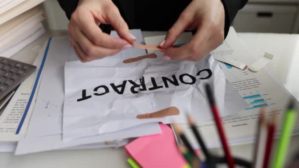 Manager Hände halten Band-Aid Papier Vertrag Nahaufnahme 4k Film - Filmmaterial, Video