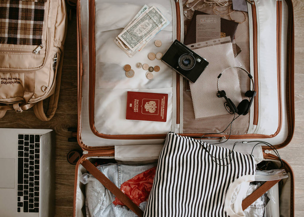 открытый чемодан с одеждой и вещами - Фото, изображение
