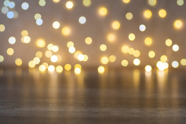 Lumières de Noël floues sur fond de table en bois vide - Photo, image