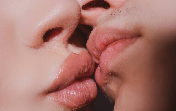 Smyslný polibek zblízka. Detailní záběr na mužské a ženské rty chce políbit. Sexy líbání. - Fotografie, Obrázek