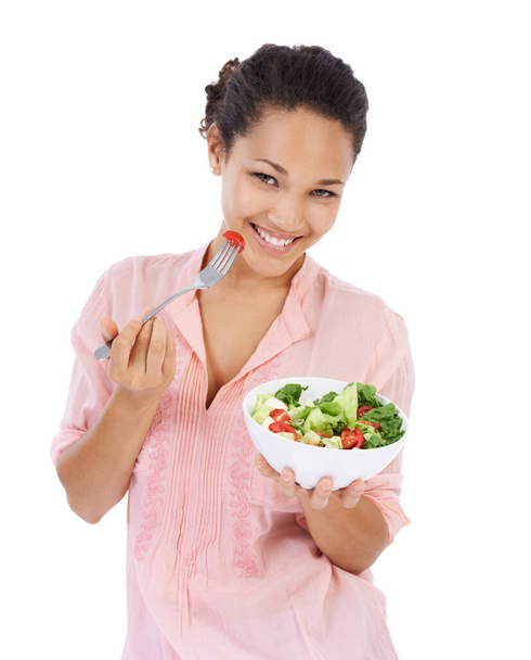 Tomar la decisión saludable y tener una ensalada. Joven mujercita sonriendo mientras come una ensalada verde fresca. - Foto, imagen