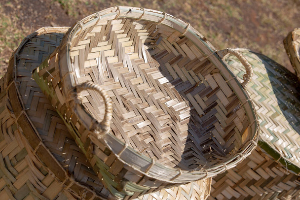 Trenzado brasileño: cestas entrelazadas de bambú y tamices. la artesanía. Estado de Sao Paulo, Brasil - Foto, Imagen