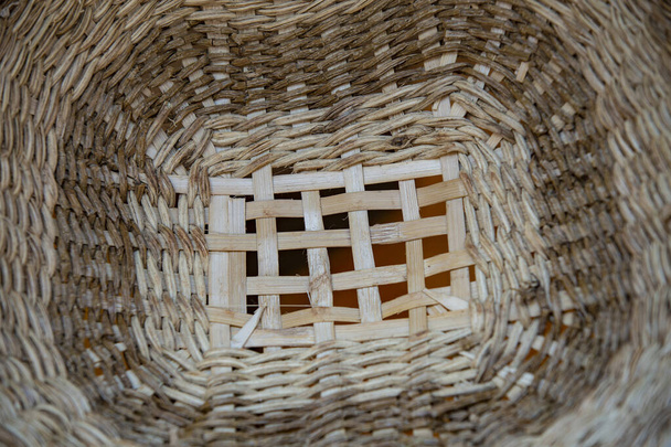 Бразильская плетеная: бамбуковая корзина, переплетенная со стеблями лианы. Сан-Паулу, Бразилия
. - Фото, изображение
