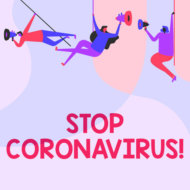 Panneau indiquant Stop Coronavirus. Photo conceptuelle Campagne de sensibilisation aux maladies luttant pour réduire les cas COVID19 Les gens dessinent suspendus au plafond avec des mégaphones faisant une annonce. - Photo, image