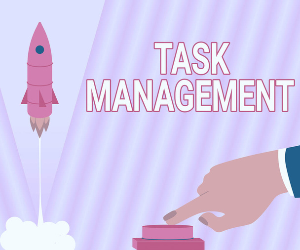 Mano scrittura segno Task Management. Business concept il processo di gestione di un compito attraverso il suo ciclo di vita Man Hand Premendo il pulsante per lanciare razzo nello spazio per nuovi orizzonti. - Foto, immagini