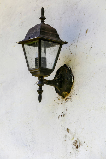Velha luminária na parede branca. Brasil - Foto, Imagem