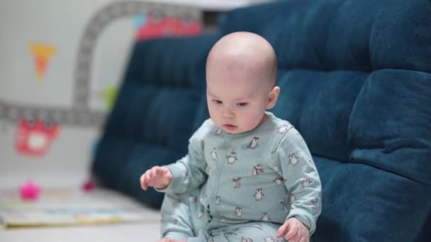 Schattige kleine baby spelen met kleurrijke speelgoed thuis - Video