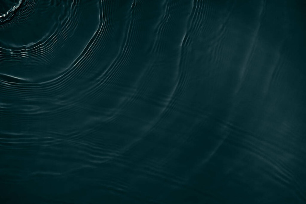 μαύρη διάφανη καθαρή υφή επιφάνειας ήρεμου νερού  - Φωτογραφία, εικόνα