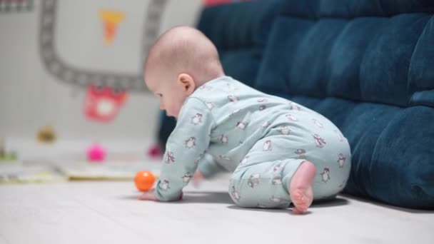 Schattige kleine baby spelen met kleurrijke speelgoed thuis - Video