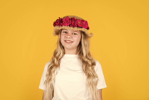 natural beauty. cheerful child in summer clothes. spring kid fashion. girl with rose flowers. - Foto, Imagen