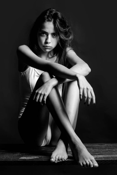 Νεαρό κορίτσι μοντέλο με λεπτό σώμα. Αισθησιακή γυναίκα με σκιές στο όμορφο πρόσωπο. - Φωτογραφία, εικόνα