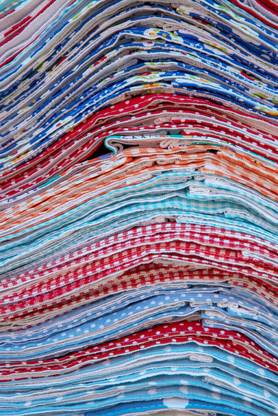 Pilha de toalha de cozinha mulicolor à venda no mercado ao ar livre em São Paulo, Brasil - Foto, Imagem