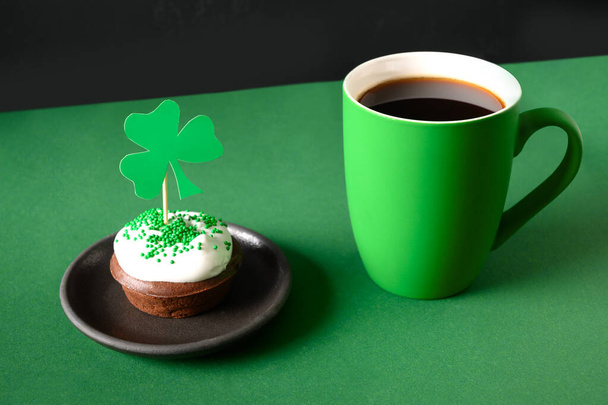 Irish coffee in green cup and special cupcakes for St Patrick s Day. - Фото, зображення