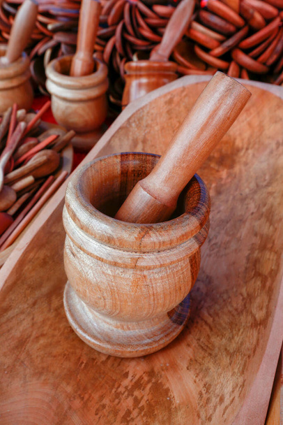Dřevěná palička v načervenalém odstínu mezi několika ručně vyráběnými kuchyňskými potřebami na prodej na městském trhu města Sao Paulo, Brazílie - Fotografie, Obrázek