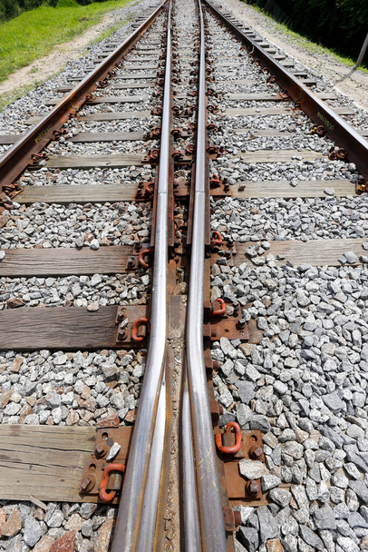 Composición geométrica con las vías del tren en perspectiva hacia el horizonte
 - Foto, Imagen