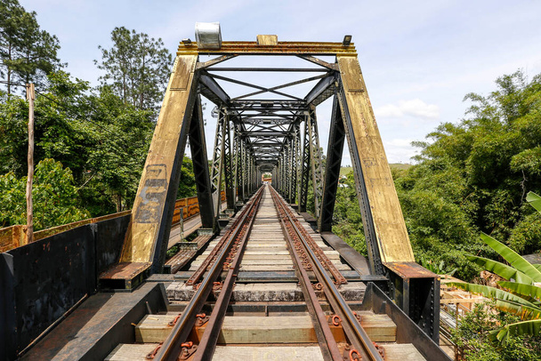 Antiguo puente ferroviario, con enrejado de hierro, en Guararema, campo del estado de Sao Paulo, Brasil - Foto, Imagen