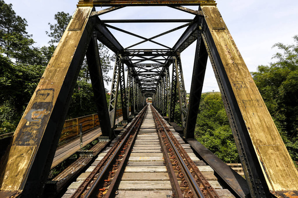 Antiguo puente ferroviario, con enrejado de hierro, en Guararema, campo del estado de Sao Paulo, Brasil - Foto, Imagen