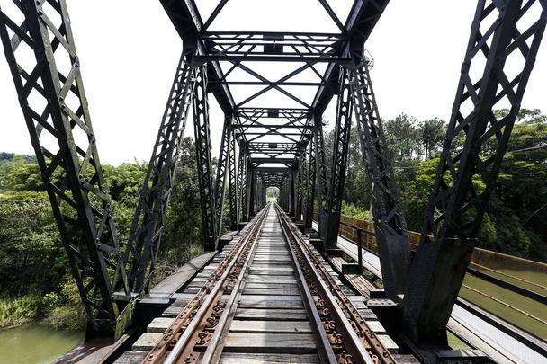 Stary most kolejowy, z żelazną kratą, w Guararema, wieś stanu Sao Paulo, Brazylia - Zdjęcie, obraz