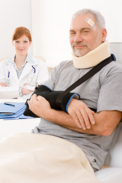 Senior patient broken arm in doctor office - Foto, immagini