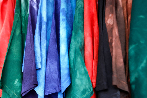 Camisetas hechas a mano en la tienda de la calle, en Sao Paulo, Brasil
 - Foto, imagen