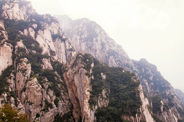 Гірська місцевість і пейзаж Сонгшан або Маунт Сун в провінції Хенань (Китай). - Фото, зображення