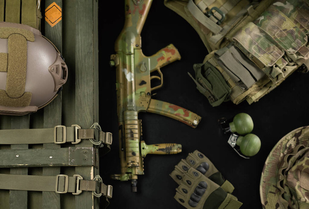 vojenská munice shora pohled na granátovou skříňku, pušku, granáty, neprůstřelnou vestu, helmu a další taktické předměty - Fotografie, Obrázek