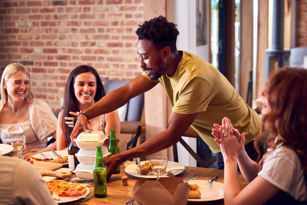 Grupo multicultural de amigos disfrutando de la cerveza y la comida para llevar en casa juntos - Foto, Imagen