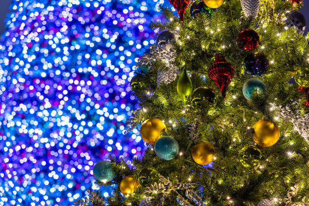 Χριστουγεννιάτικο δέντρο διακόσμηση στην πόλη τη νύχτα - Φωτογραφία, εικόνα